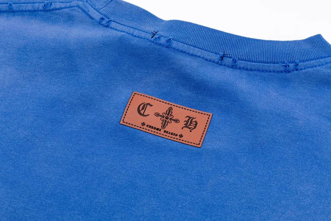 P220 CHROME HEARTS LoGo is fashionable and elegant, with dropped shoulders. The fabric is made of 26s double-yarn combed cotton compact spinning yarn with a weight of 280. It is matched with 1*1 Salona rib. The fabric is fermented and has a loose fit. Color: Blue Size: S～XXL